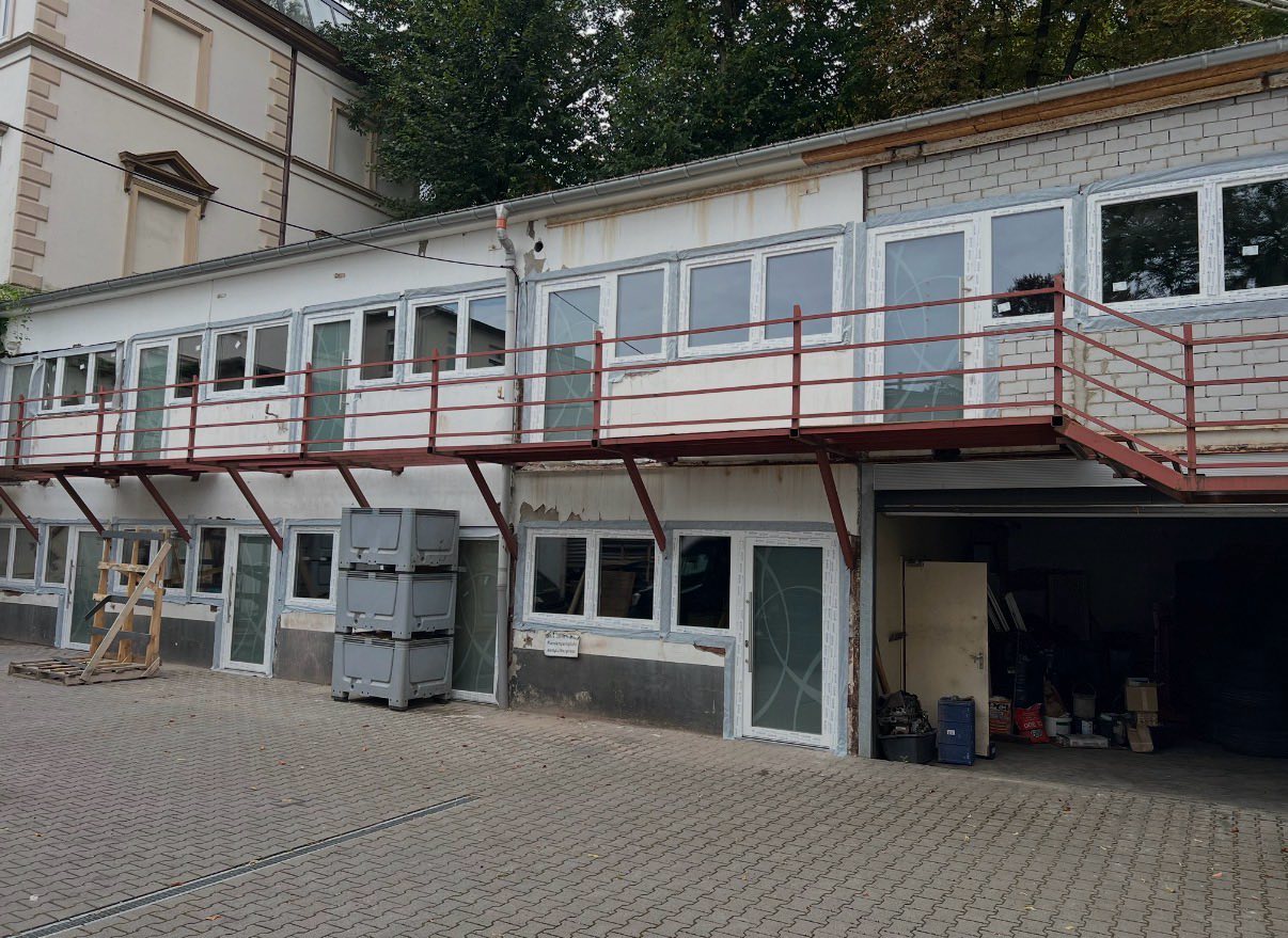 Gewerbegebäude mit neuen Fenstern im Obergeschoss