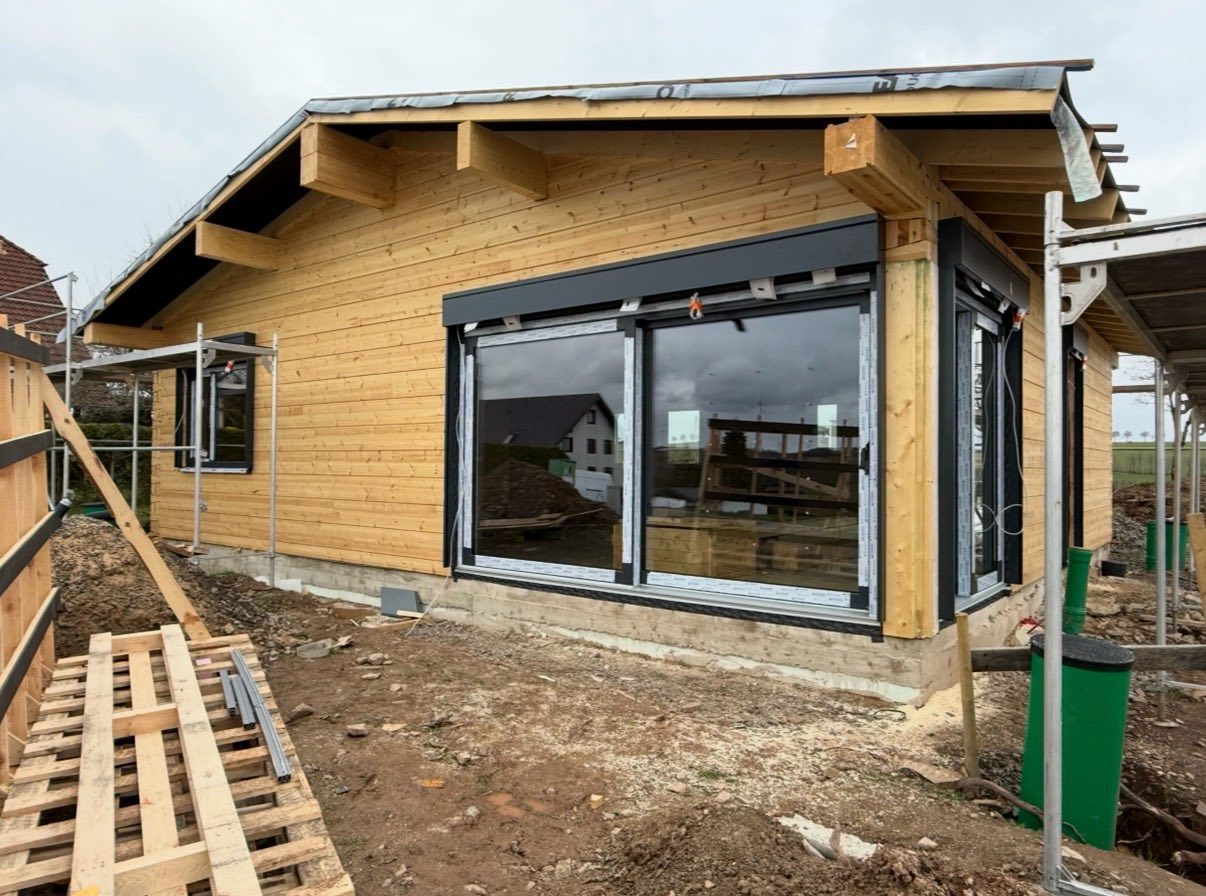 Neubau in Holzbauweise mit großen Fensterelementen in Anthrazit