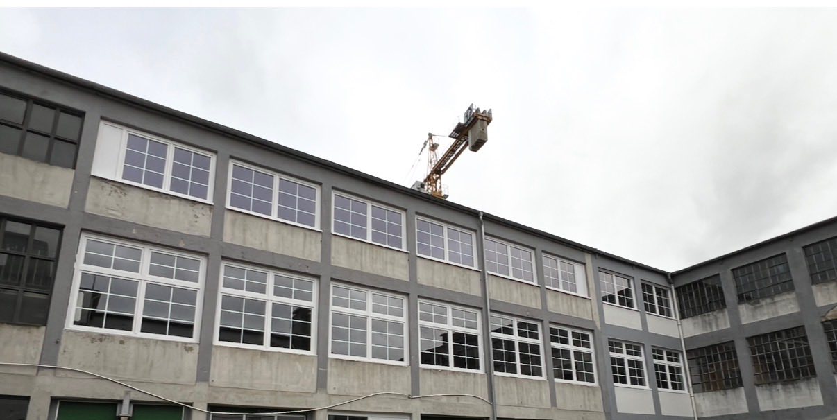 Industriegebäude mit langen Fensterbändern