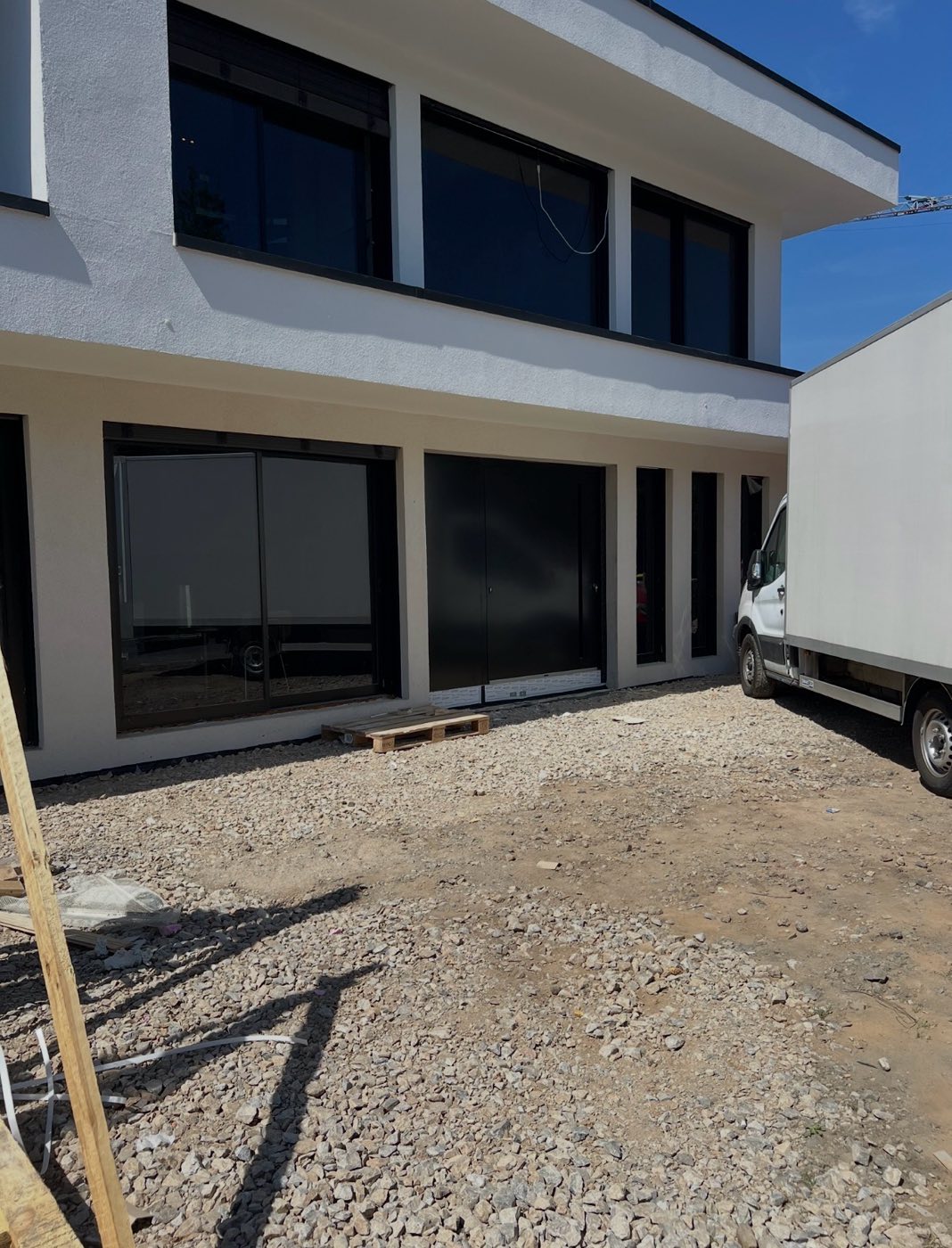 Moderner Neubau mit großen schwarzen Fensterelementen