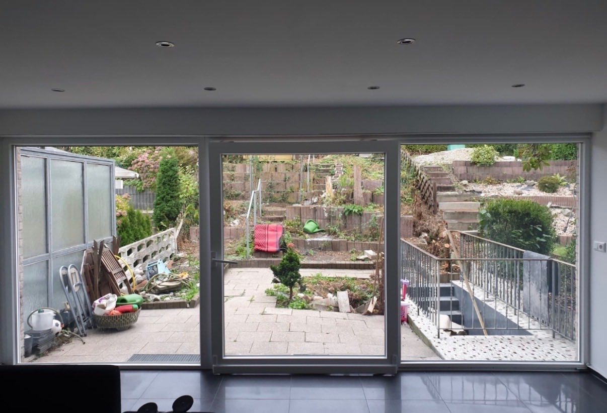 Bodentiefe Fensterfront mit Blick in den Garten