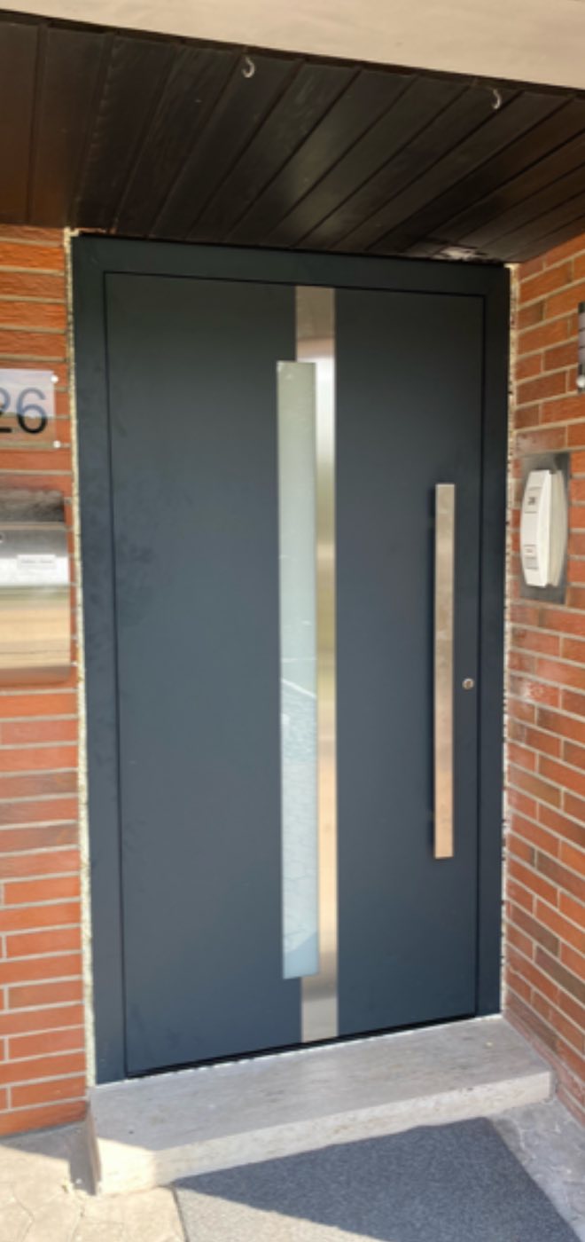 Anthrazitfarbene Haustür mit senkrechtem Glasstreifen