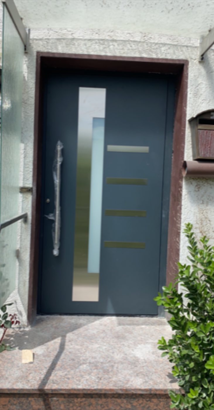 Anthrazitfarbene Haustür mit Glasstreifen und Querlinien