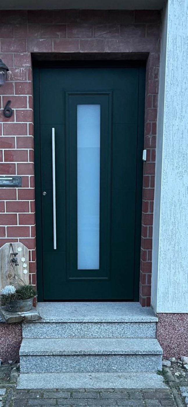Dunkelgrüne Haustür mit Glasausschnitt