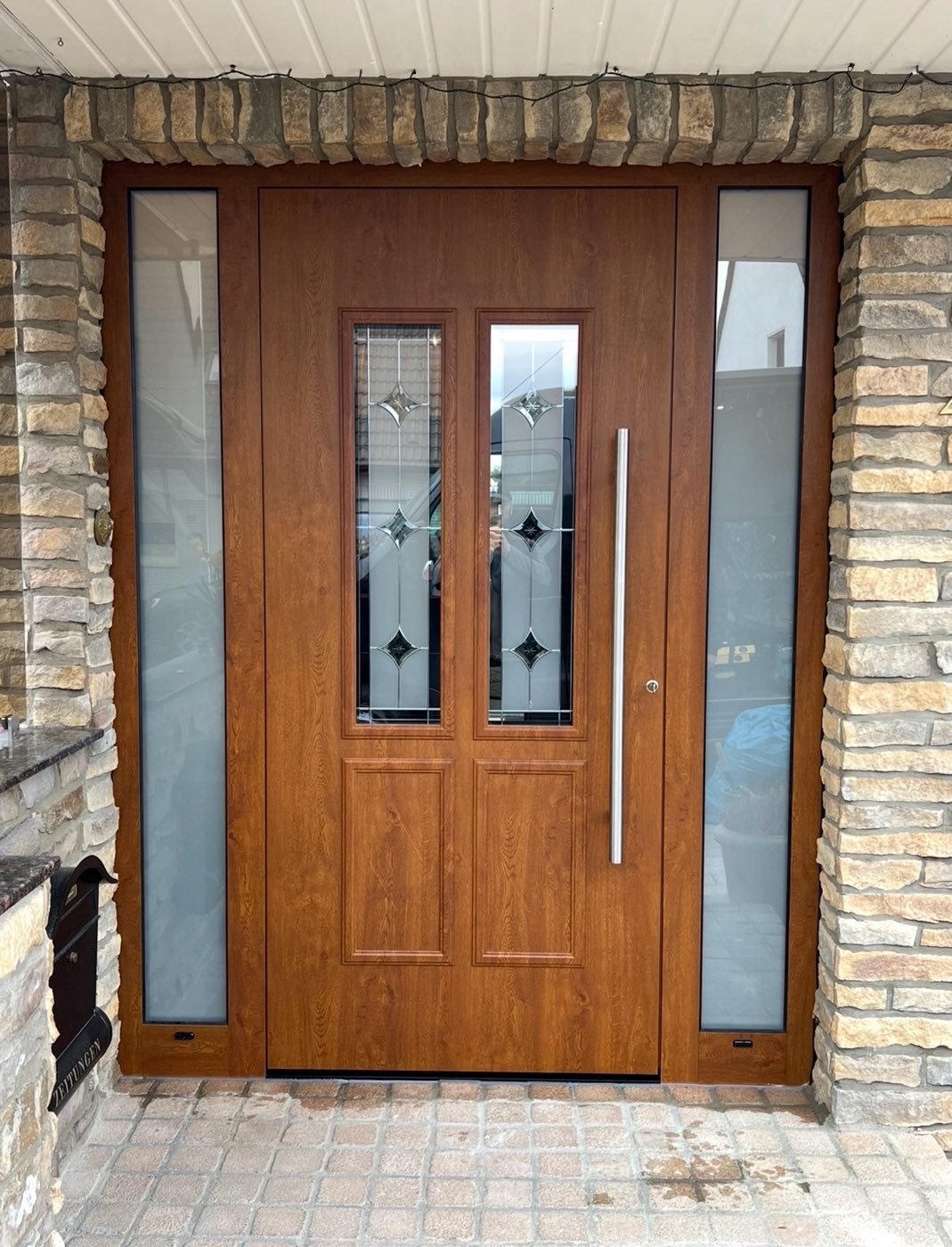 Haustür in Eichen-Optik mit Ornamentglas und zwei Seitenteilen