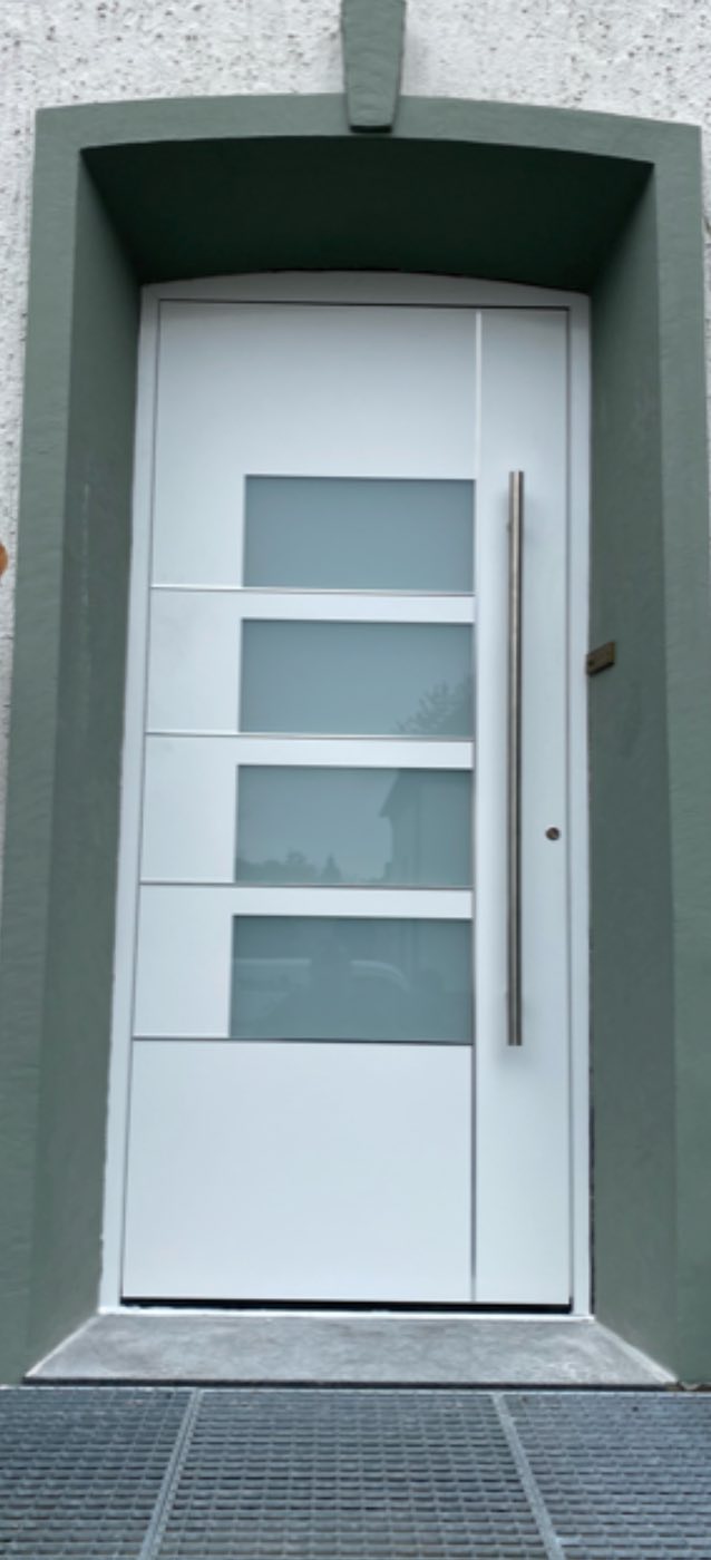 Weiße Haustür mit vier Glasfeldern