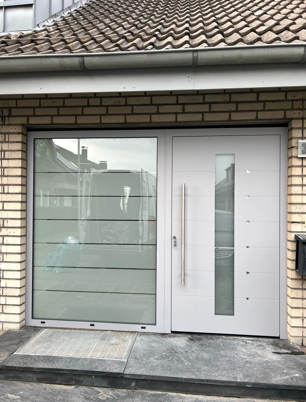 Weiße Haustür mit großem Glas-Seitenteil