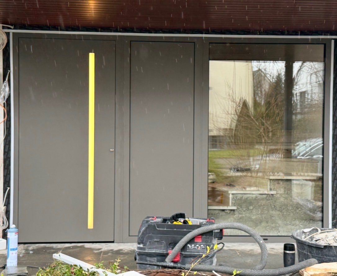 Haustüranlage mit Seitenteil während der Montage
